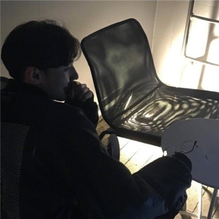 帥氣有個性的男生聊天背景圖2020 沒什么可在意的開心就好