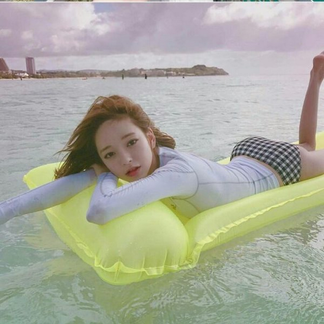 最新夏日海邊女生圖片甜美可愛 去同一片海灘