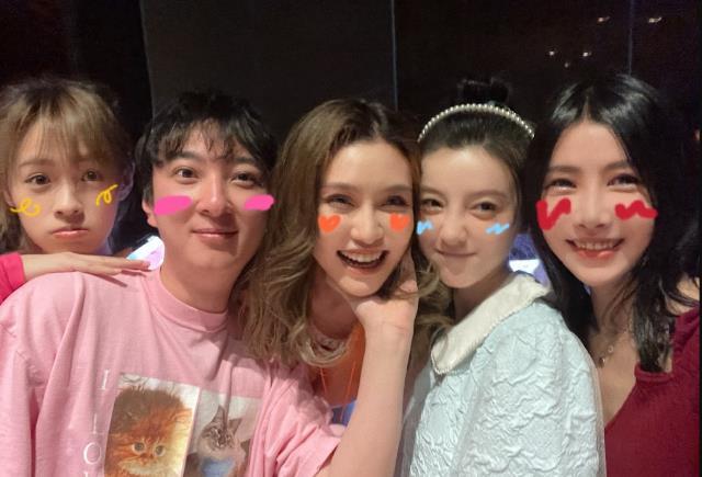 王思聰生日派對現場畫面曝光 王思聰邀請40位美女陪伴在身邊